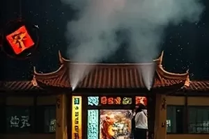 《雪落无声》横版剧照，落雪覆盖的站台与远端灯光